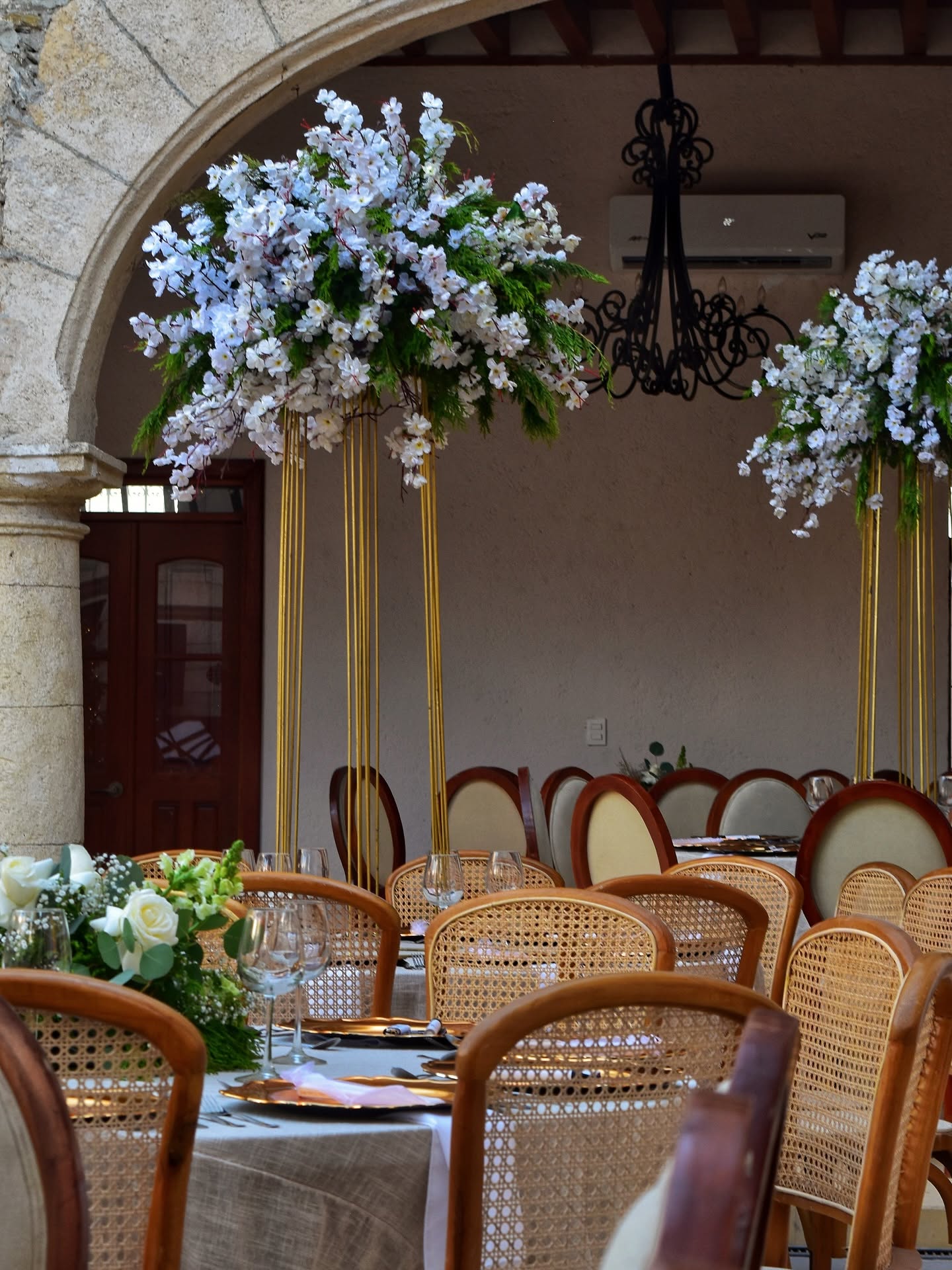 Arco floral sobre mesa
